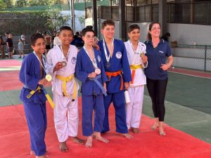 Equipe de judô recebendo medalhas