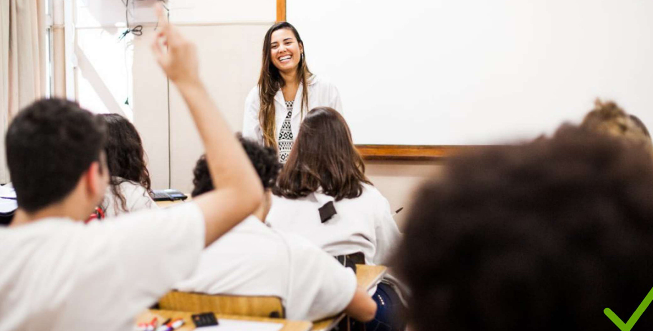 Aluno levantando a mão durante aula no Colégio Garriga