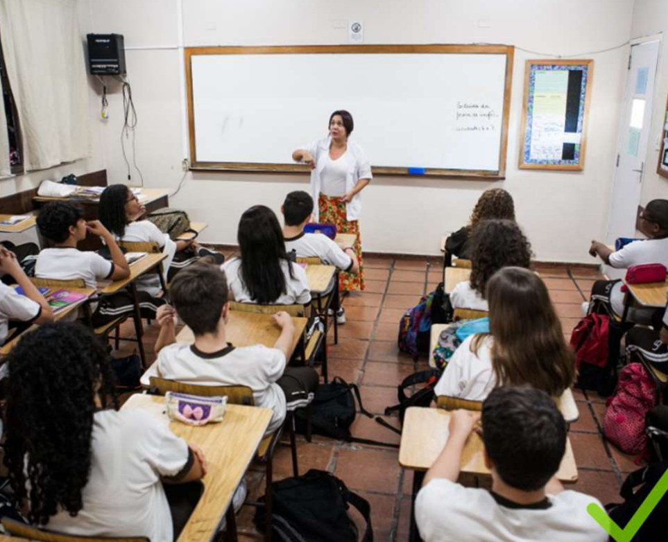 Professora conduzindo aula no Colégio Garriga